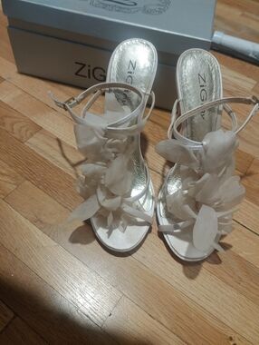 ZIGI White Floral Strappy Heels / Size 8